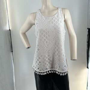 Lilly PULITZER White sleeveless shirt with tassel design. Size L